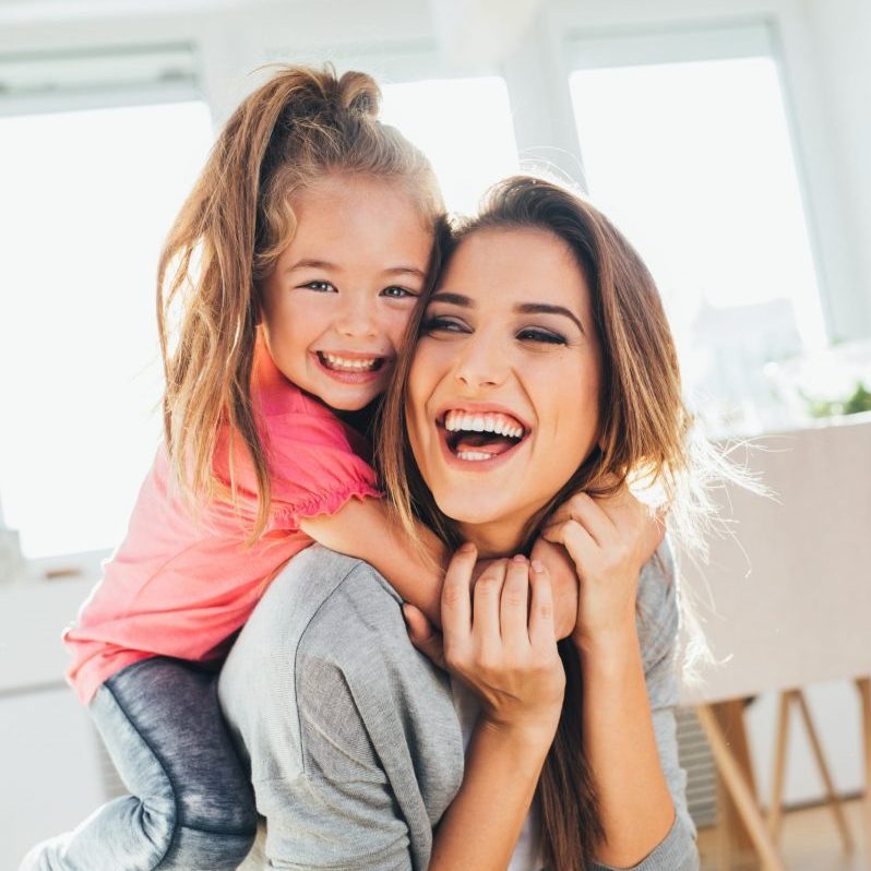 Smějící se maminka s dcerou